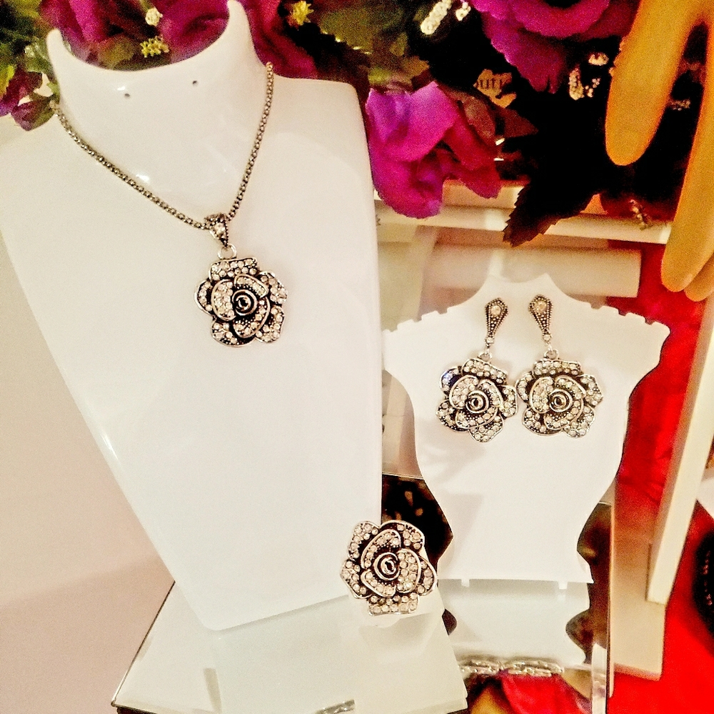 (NWT) Jewelry Set Silver Rose